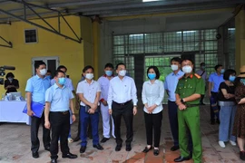 Chủ tịch UBND thành phố Hà Nội Chu Ngọc Anh kiểm tra và chỉ đạo tại bệnh viện dã chiến Mê Linh. (Ảnh Minh Đức/TTXVN)