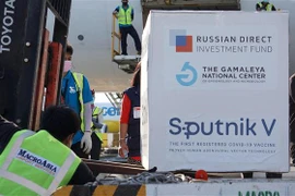 Lô vaccine phòng COVID-19 Sputnik V đầu tiên được chuyển tới sân bay ở Manila, Philippines, ngày 1/5. (Ảnh: AFP/TTXVN)