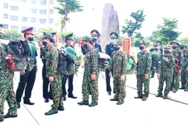 Các cán bộ được điều động tăng cường đã lên đường thực hiện nhiệm vụ tại các tổ, chốt phòng dịch ở các Đồn Biên phòng khu vực biên giới Quảng Bình. (Ảnh: Võ Dung/TTXVN)