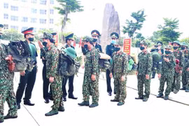 Các cán bộ được điều động tăng cường đã lên đường thực hiện nhiệm vụ tại các tổ, chốt phòng dịch ở các Đồn Biên phòng khu vực biên giới Quảng Bình. (Ảnh: Võ Dung/TTXVN)