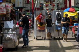Người dân đeo khẩu trang phòng lây nhiễm COVID-19 tại Kuala Lumpur, Malaysia. (Ảnh: THX/TTXVN)