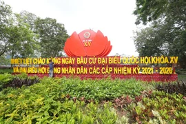 Cụm khẩu hiệu lớn tại khu vực Hồ Gươm đang được hoàn thiện để chào mừng ngày hội toàn dân. (Ảnh: Hoàng Hiếu/TTXVN)