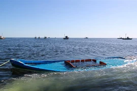 Một chiếc thuyền chở người di cư bị đắm ở ngoài khơi Tunisia. (Ảnh: AFP/TTXVN)