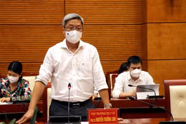 Thứ trưởng Bộ Y tế Nguyễn Trường Sơn phát biểu tại buổi làm việc. (Ảnh: Đinh Văn Nhiều/TTXVN)