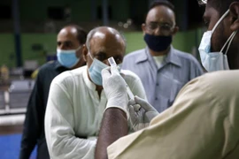 Nhân viên y tế chuẩn bị tiêm vaccine phòng COVID-19 cho người dân tại Rawalpindi, tỉnh Punjab, Pakistan. (Ảnh: THX/TTXVN)