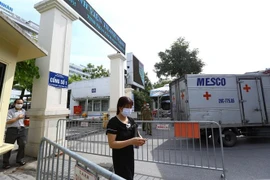 Khu vực cổng vào Bệnh viện Thanh Nhàn. (Ảnh: Minh Quyết/TTXVN)