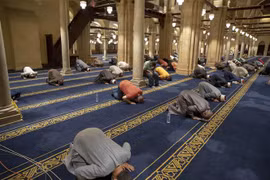 Các tín đồ Hồi giáo cầu nguyện tại đền thờ Al-Azhar tại Cairo, Ai Cập. (Ảnh: THX/TTXVN)