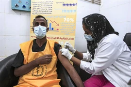 Tiêm vaccine ngừa COVID-19 cho một nhân viên y tế tại Khartoum, Sudan. (Ảnh: THX/TTXVN)