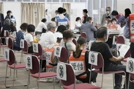 Người dân chờ được tiêm vaccine ngừa COVID-19 tại Osaka, Nhật Bản. (Ảnh: Kyodo/TTXVN)