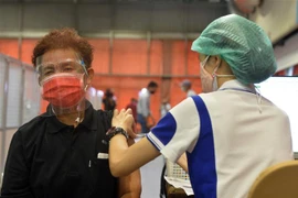 Nhân viên y tế tiêm vaccine phòng COVID-19 cho người dân tại Bangkok, Thái Lan. (Ảnh: THX/TTXVN)