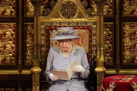Nữ hoàng Anh Elizabeth II phát biểu trước Quốc hội về các vấn đề ưu tiên trong chương trình nghị sự của Chính phủ trong năm tới, tại London. (Ảnh: AFP/TTXVN)