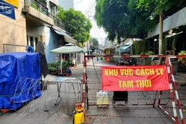 Phong tỏa khu vực sinh sống của bệnh nhân COVID-19. (Ảnh: Thành Chung/TTXVN)