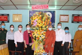Đoàn đến thăm, chúc mừng Đại Lễ Phật đản năm 2021- Phật lịch 2565 tại Tịnh xá Ngọc Minh, quận Ninh Kiều, thành phố Cần Thơ. (Ảnh: Ngọc Thiện/TTXVN)