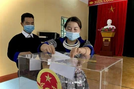 Cử tri dân tộc Mông vùng cao Mù Cang Chải (Yên Bái) đi bỏ phiếu. (Ảnh: Tuấn Anh/TTXVN)