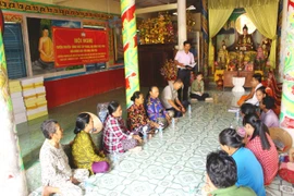 Đồng bào Khmer đang tham dự một buổi tuyên tryền về bầu cử. (Nguồn: baodantoc.vn)