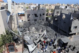 Hiện trường đổ nát sau vụ không kích của Israel xuống thành phố Khan Younis, Dải Gaza, ngày 19/5. (Ảnh: THX/TTXVN)