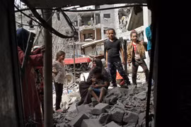 Người dân Palestine trở về bên những căn nhà đã bị phá hủy trong các cuộc không kích của máy bay Israel xuống thị trấn Beit Hanoun, Dải Gaza, khi lệnh ngừng bắn có hiệu lực. (Ảnh: THX/TTXVN)