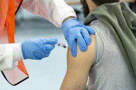 Tiêm vaccine phòng COVID-19 của hãng dược Moderna cho người dân tại New York, Mỹ. (Ảnh: AFP/TTXVN)