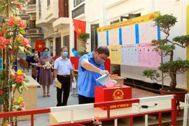Hơn 60 cử tri tại ngõ 10 Phan Chu Trinh, phường Hoàng Văn Thụ, thành phố Hải Phòng bỏ phiếu bầu tại Tổ bầu cử số 2. (Ảnh: An Đăng/TTXVN)