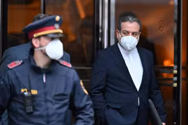 Thứ trưởng Ngoại giao Iran Abbas Araghchi (phải) rời khỏi khách sạn ở Vienna, Áo, sau khi tham dự vòng đàm phán thứ năm về khôi phục thỏa thuận hạt nhân Iran ngày 25/5. (Ảnh: AFP/TTXVN)
