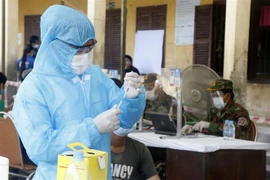 Tiêm chủng vaccine ngừa COVID-19 tại Phnom Penh, Campuchia. (Ảnh: THX/TTXVN)