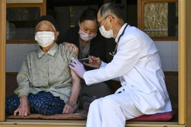 Tiêm vaccine ngừa COVID-19 tại Nagano, Nhật Bản. (Ảnh: AFP/TTXVN)