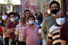 Người dân chờ được tiêm vaccine ngừa COVID-19 tại Jammu thuộc khu vực Kashmir do Ấn Độ kiểm soát. (Ảnh: THX/TTXVN)