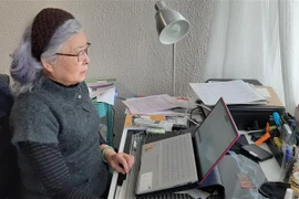 Bà Trần Tố Nga bên bàn làm việc tại nhà. (Ảnh: Toàn Trí/TTXVN)