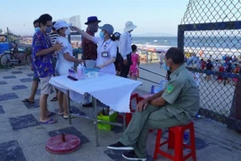 Thành phố Vũng Tàu đã lập 19 điểm giám sát y tế tại các khu vực lên xuống các bãi tắm công cộng. (Ảnh: Huỳnh Ngọc Sơn/TTXVN)