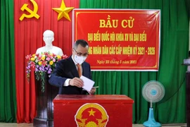 Bí thư Tỉnh ủy Phú Yên Phạm Đại Dương bỏ phiếu bầu cử tại khu vực bỏ phiếu số 11, Tổ bầu cử số 8 Nhà văn hóa khu phố Liên Trì 2, xã Bình Kiến, thành phố Tuy Hòa. (Ảnh: Phạm Cường/TTXVN)