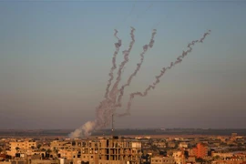 Rocket được phóng từ Dải Gaza về phía lãnh thổ Israel ngày 15/5. (Ảnh: THX/TTXVN)