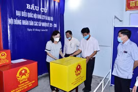 Bà Lê Thị Ái Nam, Phó Bí thư Thường trực Tỉnh ủy, Chủ tịch HĐND tỉnh, Chủ tịch Ủy ban Bầu cử tỉnh Bạc Liêu, kiểm tra công tác chuẩn bị tại các điểm bầu cử trên địa bàn tỉnh. (Ảnh: Chanh Đa/TTXVN)
