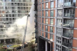 Lính cứu hỏa nỗ lực dập tắt đám cháy tại chung cư 19 tầng ở phía Đông thủ đô London, Anh. (Ảnh: RTE/TTXVN)
