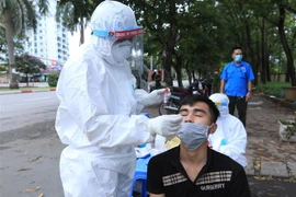 Lấy mẫu xét nghiệm SARS-CoV-2 cho người dân. (Ảnh: Phan Tuấn Anh/TTXVN)