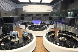 Tại sàn giao dịch chứng khoán ở Frankfurt, Đức. (Ảnh: AFP/TTXVN)