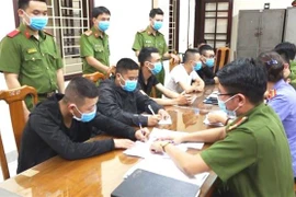 Nhóm gồm 5 đối tượng hoạt động tín dụng đen tại cơ quan công an. (Ảnh: Võ Dung/TTXVN)