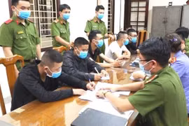 Nhóm gồm 5 đối tượng hoạt động tín dụng đen tại cơ quan công an. (Ảnh: Võ Dung/TTXVN)