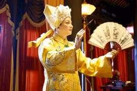 Đồng Thầy Nguyễn Đức Hiển hầu giá Quan Hoàng Mười. 