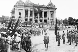 Các đội quân du kích từ các chiến khu tiến vào Hà Nội, tập trung trước Nhà hát lớn, ngày 30/8/1945. (Nguồn: Tư liệu TTXVN)