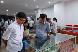 Trưng bày kỷ niêm 152 năm ra đời và phát triển báo chí quốc ngữ. (Ảnh: Minh Sơn/Vietnam+)