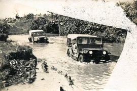 Xe chở phóng viên TTXVN vượt qua ngầm sâu tại khu vực Xa Mat (Tây Ninh) giáp biên giới Campuchia tháng 10/1977 để đưa tin bảo vệ biên giới Tây Nam. (Ảnh: Nhà báo Vũ Xuân Bân/TTXVN cung cấp)