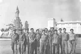 Nhóm các chuyên gia kỹ thuật TTXVN và hai chiến sĩ trinh sát đóng bên ga xe lửa Phnom Penh. (Ảnh: Chuyên gia TTXVN Trương Việt Cường cung cấp)