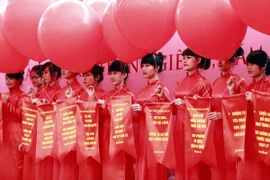 Lễ thả thơ tại Ngày thơ Việt Nam lần thứ 12. (Ảnh: TTXVN)