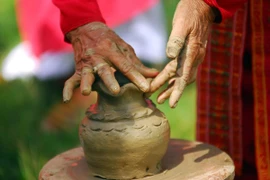 Nghệ thuật làm gốm của người Chăm làng Bàu Trúc. (Ảnh: TTXVN)