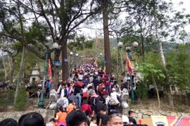 Mặc dù chưa chính thức khai hội nhưng Yên Tử đã đông nghịt du khách thập phương về lễ Phật. (Ảnh: Phương Phạm/Vietnam+)