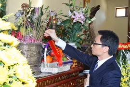 Phó Thủ tướng Vũ Đức Đam dâng hương tại Khu lưu niệm Tổng Bí thư Nguyễn Văn Linh. (Ảnh: TTXVN)