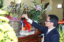 Phó Thủ tướng Vũ Đức Đam dâng hương tại Khu lưu niệm Tổng Bí thư Nguyễn Văn Linh. (Ảnh: TTXVN)