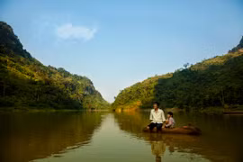 "Cha cõng con" được hoàn thành sau 10 năm ấp ủ. (Ảnh: Đoàn làm phim)