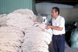 Kiểm tra chất lượng sản phẩm sợi polyester. (Ảnh chỉ mang tính minh họa: TTXVN)