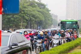 Xe buýt nhanh bị "bủa vây" bởi xe máy, ôtô (Ảnh: Minh Sơn/Vietnam+)